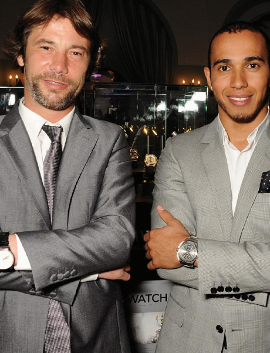 Musiker Jay Kay (Jamiroquai) und Formel-1-Pilot Lewis Hamilton posieren mit ihrem neuen Schweizer Zeitmesser