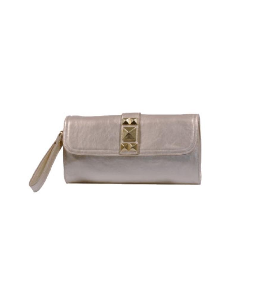 Schimmernd: Clutch mit Nieten und Trageriemen von Olsen, ca. 35 Euro