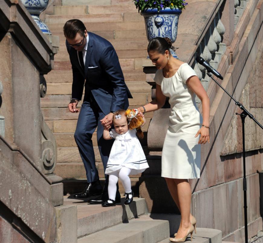 Dummerweise gibt's dann noch einen offiziellen Teil: Victoria, Daniel und Estelle´ steigen zum traditionellen