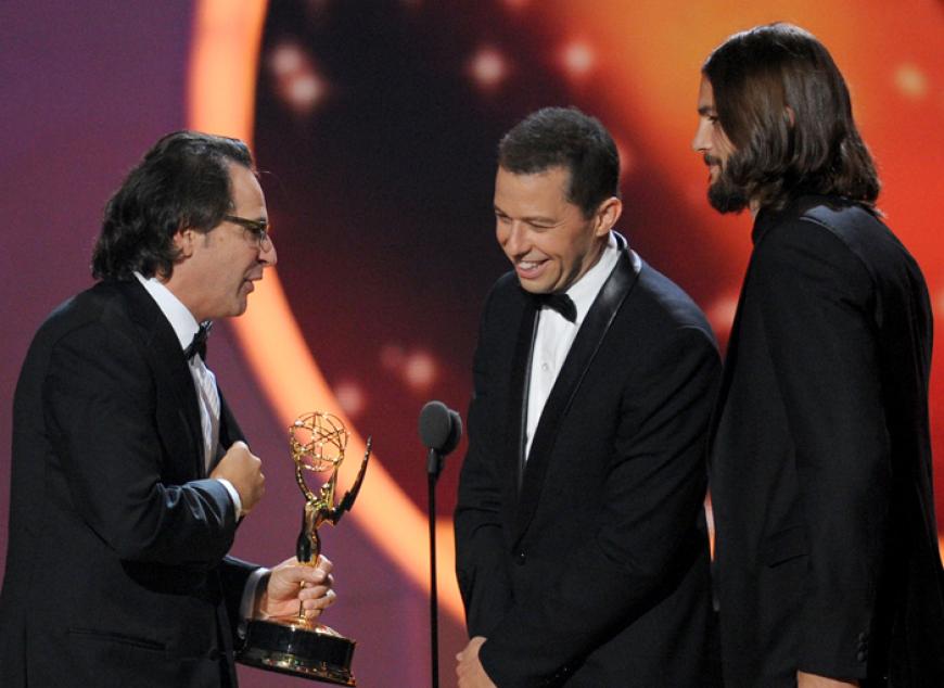 Zusammen überreichten Ashton und Jon einen Preis an Jason Katims für den