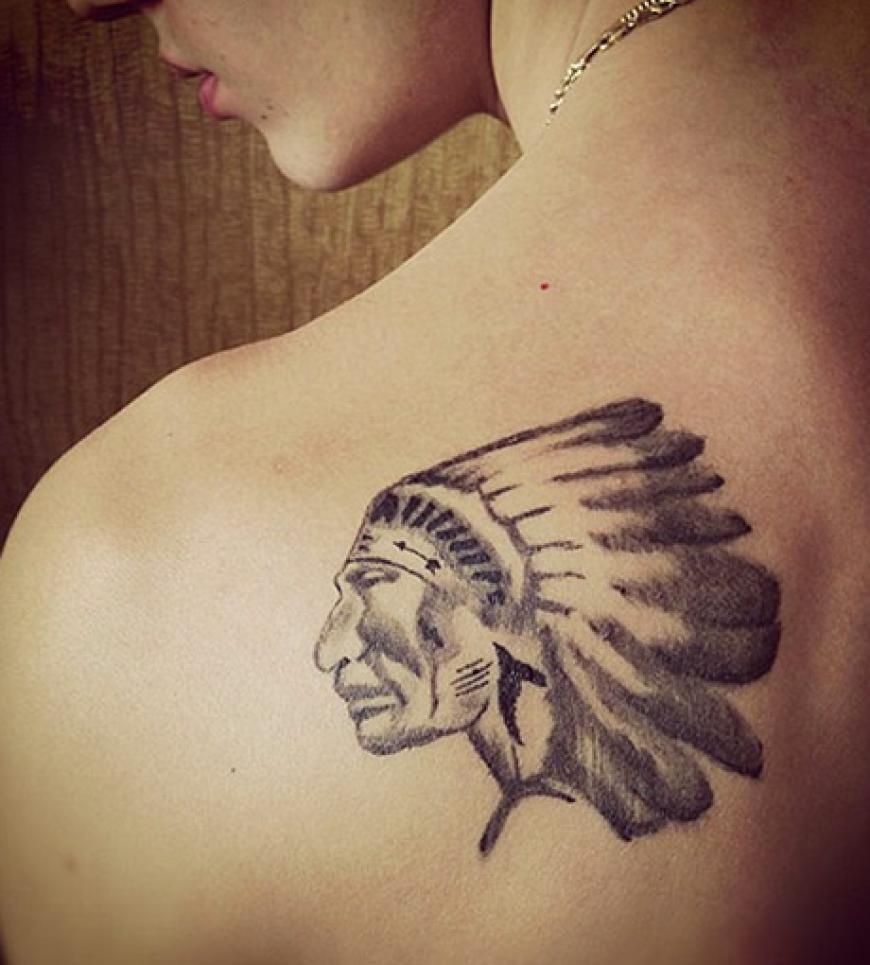 Er hat es schon wieder getan! Erst vor einigen Tagen überraschte Justin Bieber mit seinem neuen Tattoo am Knöchel, nun kommt er direkt mit der nächsten Körperverzierung um die Ecke. Seine Schulter ziert nun ein Indianer-Häuptling der ihn an seinen OPa erinnern soll