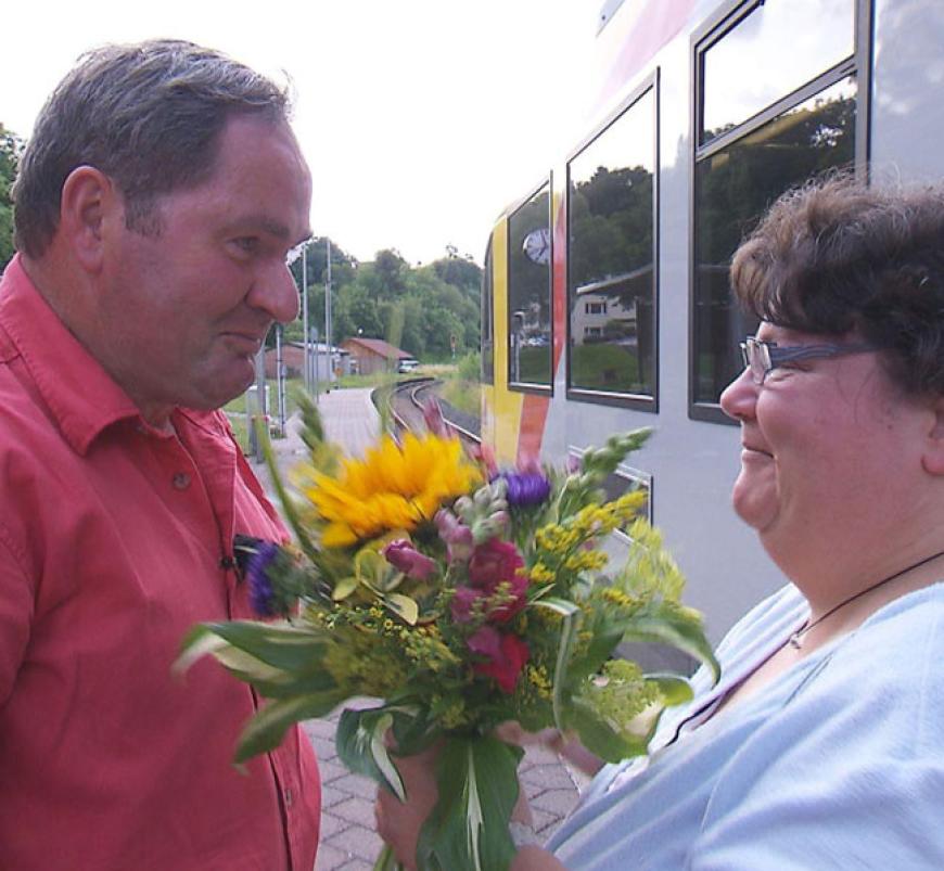 Bei Albert (52) beginnt die Hofwoche. Mit Traktor und Sitzbank holt er seine Sabine (47) vom Bahnhof ab und ist zu Tränen gerührt, als er sie endlich in die Arme schließen kann. Nicole geht es nicht viel anders: âEs war so schön seine strahlend blauen Augen zu sehen und ihn in den Arm zu nehmen. Das war einfach Wow!