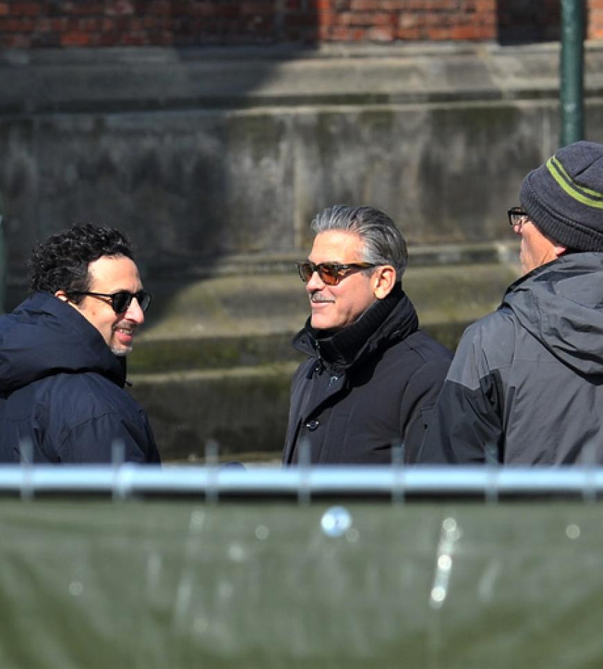 Scheint alles gut zu laufen für Mister Clooney. Die Sonne strahlt auf sein Set von