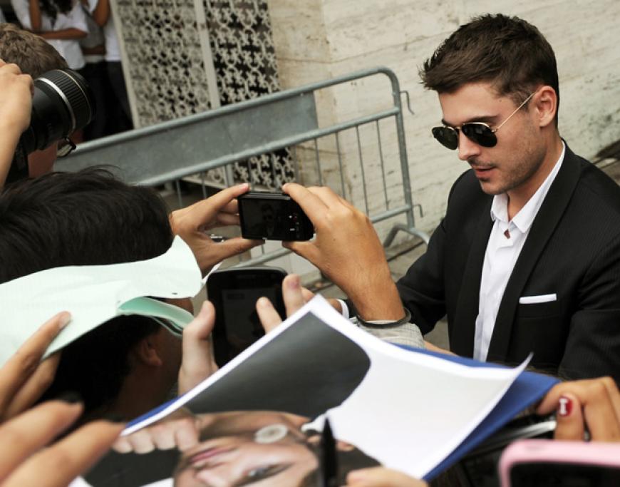 Schlangestehen für ihren Liebling: Fans warten auf Zac Efron, der geduldig Foto- und Autogrammwünsche erfüllte