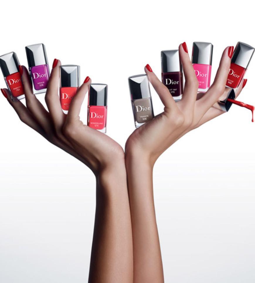Welcome to Wonderland! 21 kühne Farben, ultimativer Glanz, endloser Halt. Der neue Dior Vernis hüllt die Nägel in satte Farben mit einer neuen Gel-Effekt-Formel. Ab jeweils 24,50 Euro ab Anfang April erhältich