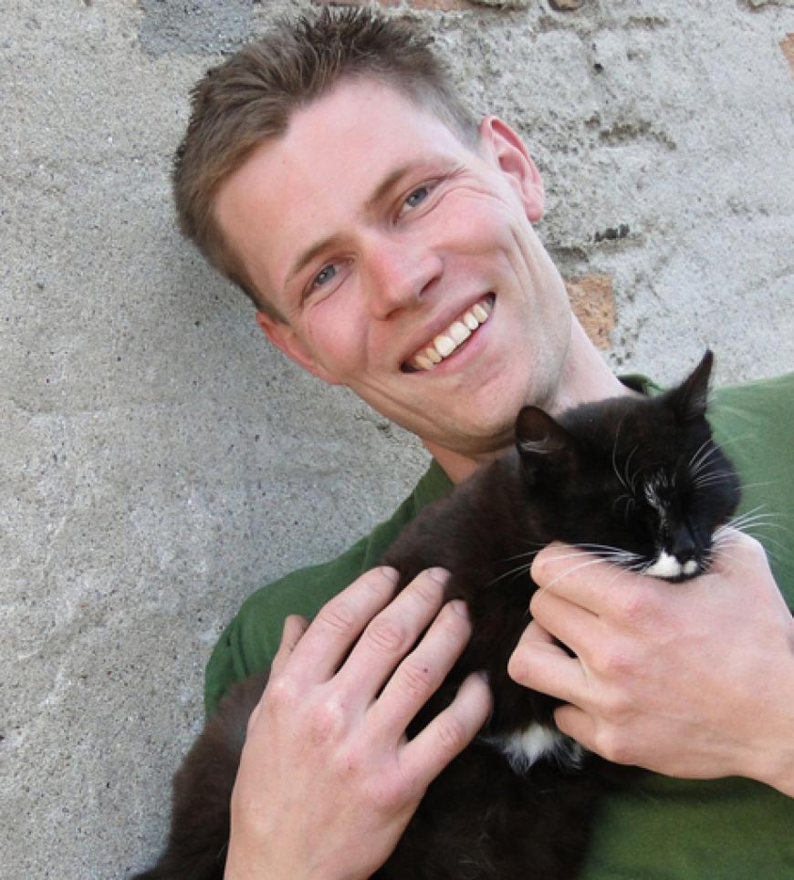Denny der liebevolle Lausitzer
Alter: 30
Heute ist der 30jährige Besitzer eines eigenen Bauernhofes in der malerischen Lausitz. Die viele Arbeit stört ihn nicht, denn er lebt seinen Traum. Nur eins fehlt Denny noch zum großen Glück: der richtige Partner an seiner Seite.