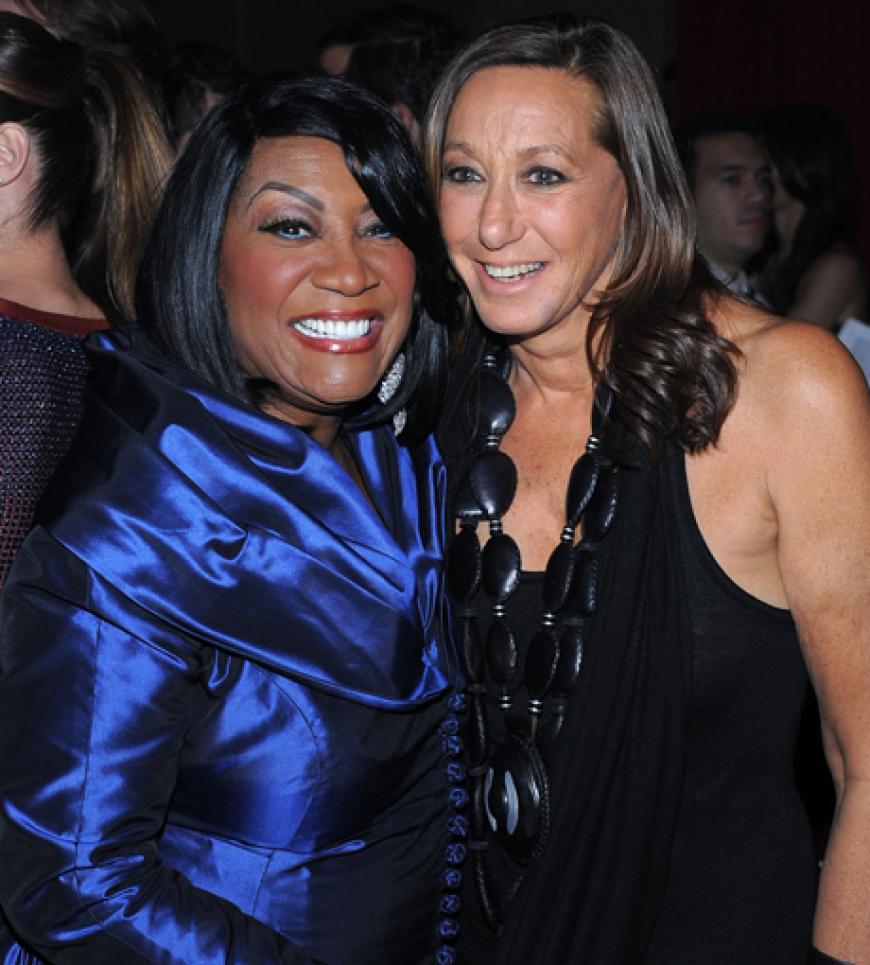 Entertainerin Patti LaBelle begrüßt herzlich Designerin Donna Karan