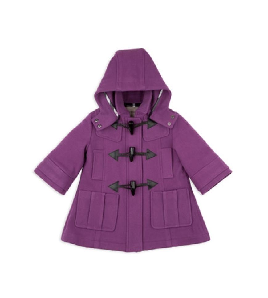 Für die Kleine: Einreihiger Woll-Dufflecoat mit großen, schwarz lackierten Knebelknöpfen. Wolle und Polyamid. Von Burberry, ca. 275 Euro