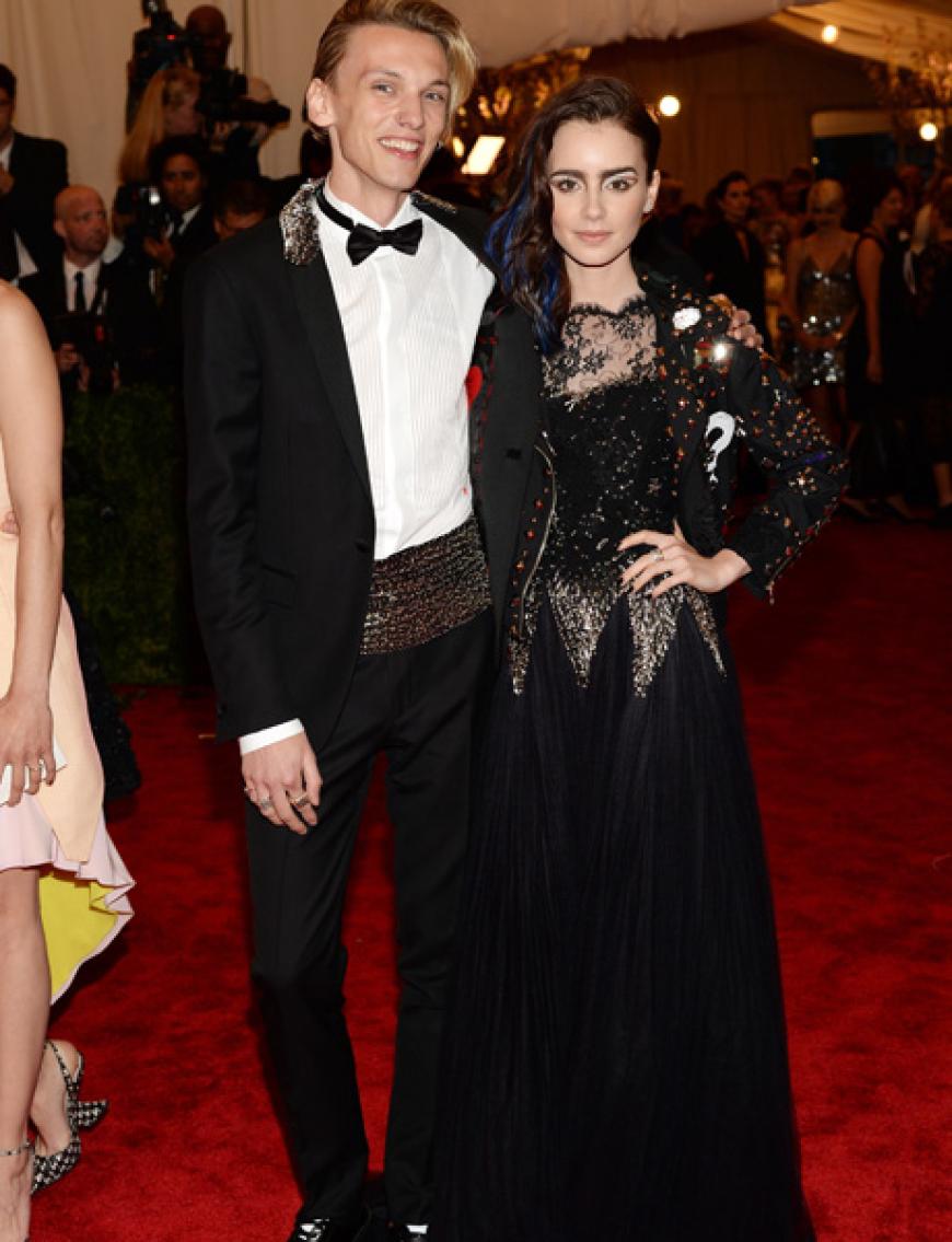 Jamie Campbell Bower mit Lily Collins