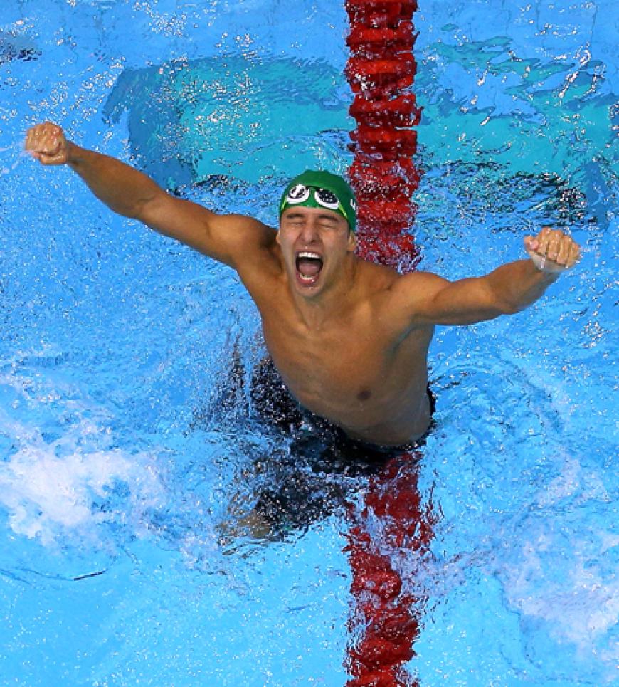 Der 20-Jähirge jubelt über seinen fünf Hundertstel Vorsprung vor Phelps mit einer Zeit von 1:52,96 Minuten