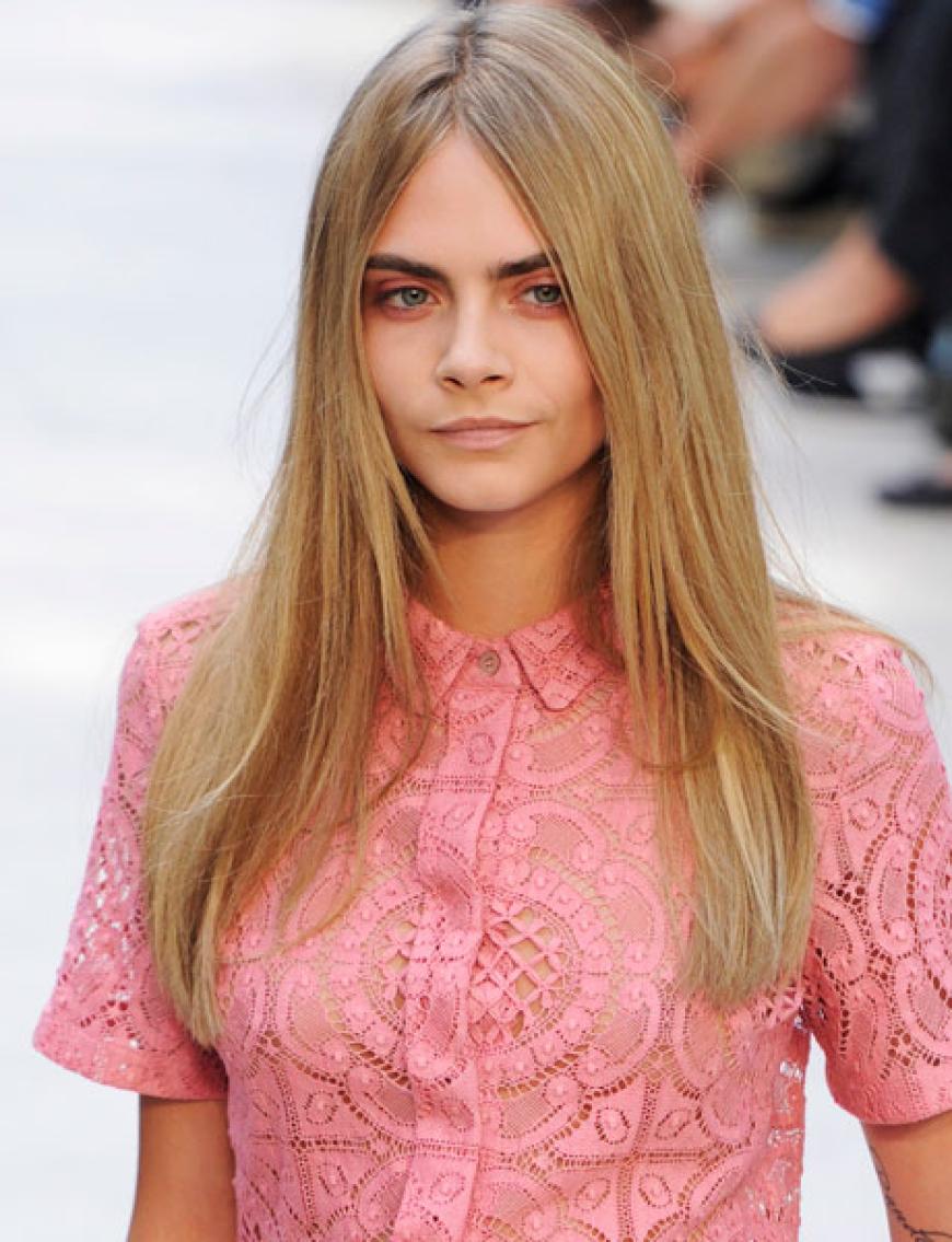 Und sie hatte natürlich wieder einen Auftritt: Cara Delevingne lief für Burberry Prorsum