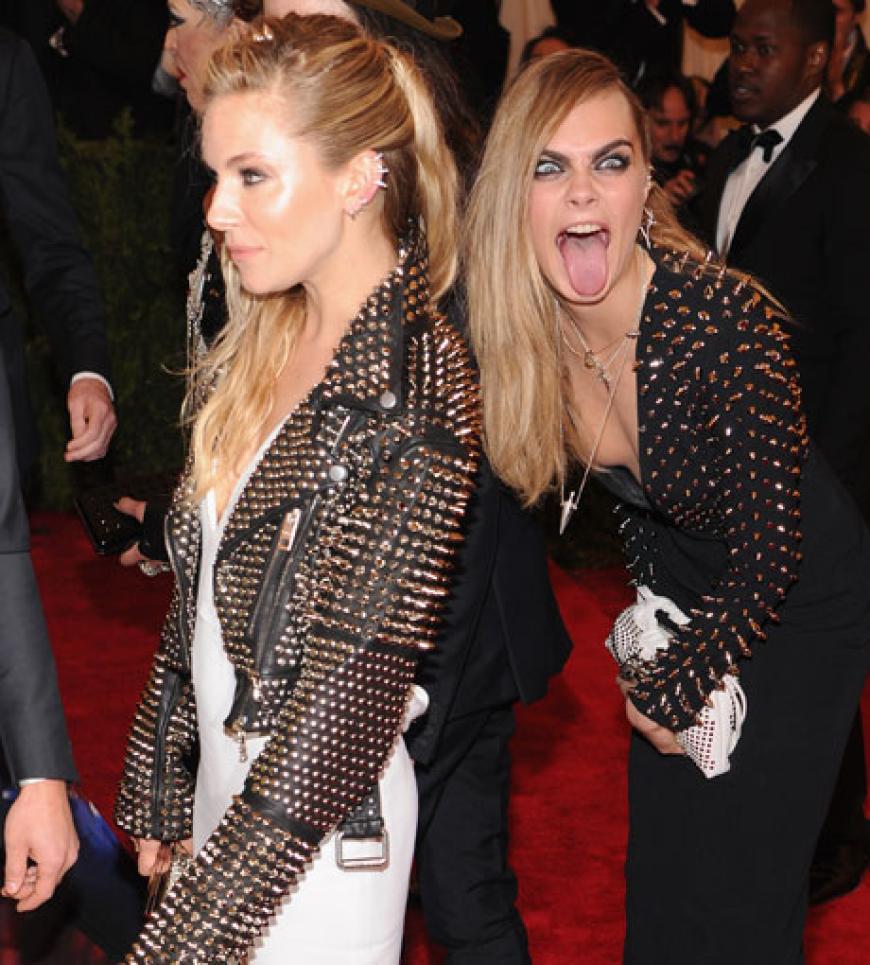 Strike a pose - aber nicht Cara Delevingne. Das Model huschte mit ins Bild, als Freundin Sienna Miller sich grad ablichten ließ. Natürlich gab's dazu noch eine freche Grimasse. Cool!