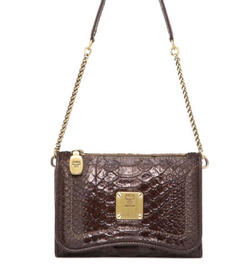 Mit Kroko-´Prägung und Lackglanz von MCM, ca. 210 Euro