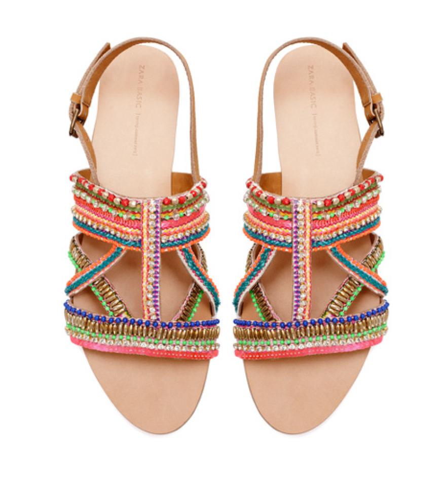 Sandalen mit Perlenverzierung machen unsere Füße zu echten Hinguckern! Von Zara, ca. 50 Euro