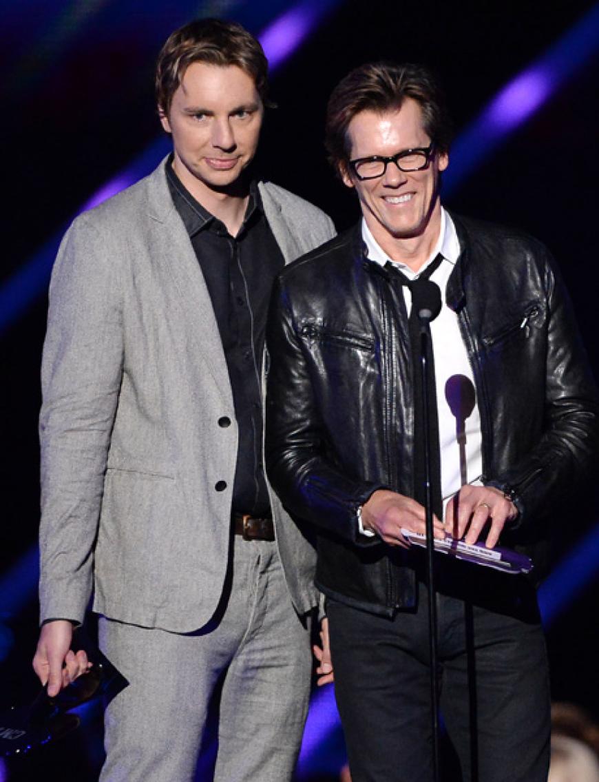 Die beiden Hollywood-Stars Kevin Bacon und Dax Shepard auf der Bühne - sie übergaben einen Award