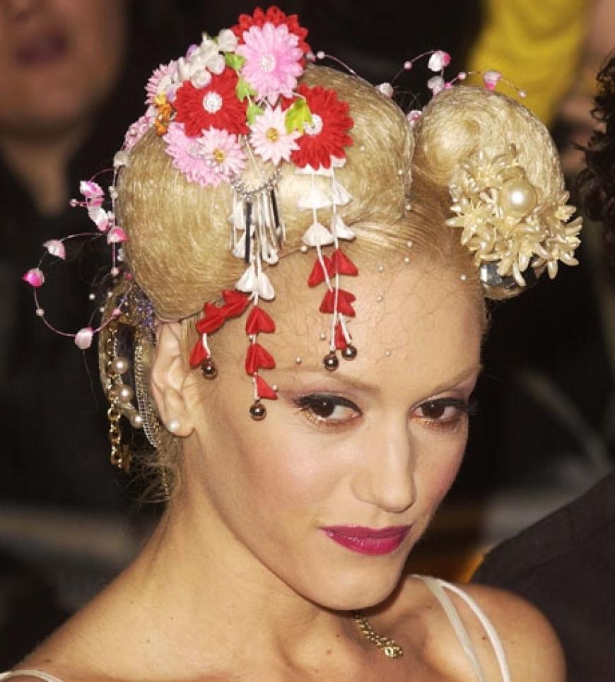 Exotisch: Mit auffälligem Blumenschmuck trat Gwen 2004 bei den MTV Europe Music Awards auf
