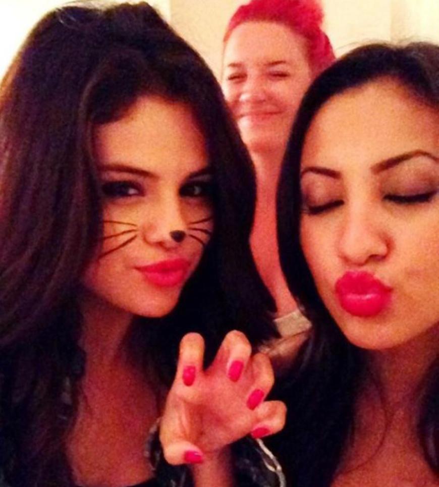Rrrrr! Selena Gomez (l.) als Kätzchen