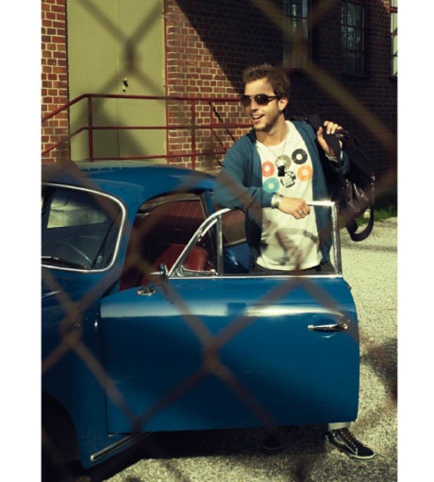 Klassische Strickjacke aus Wolle von Lacoste, ca. 200 Euro. T-Shirt von Campus by Marc OPolo, ca. 40 Euro. Hellgraue Jeans von Hilfiger Denim, ca. 140 Euro. Weekender-Tasche von Joop! Jeans. Sonnenbrille von Ray-Ban.
Turnschuhe von Rudolf Dassler