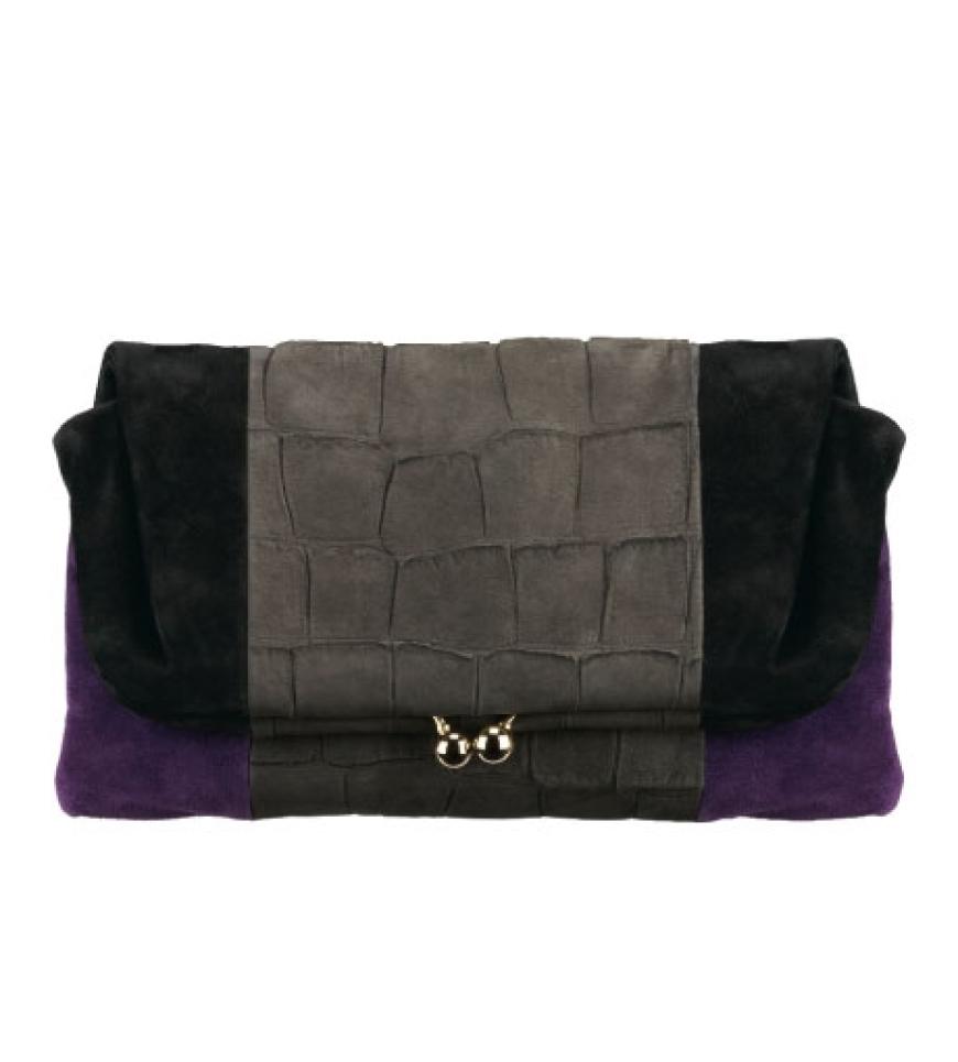 Eine Hand sollten Sie ab sofort immer freihaben. Wafür? Um Ihre neue Tasche auszuführen! So wie diese hier: Softes Veloursleder mit Schnappverschluss von Coccinelle, ca. 170 Euro