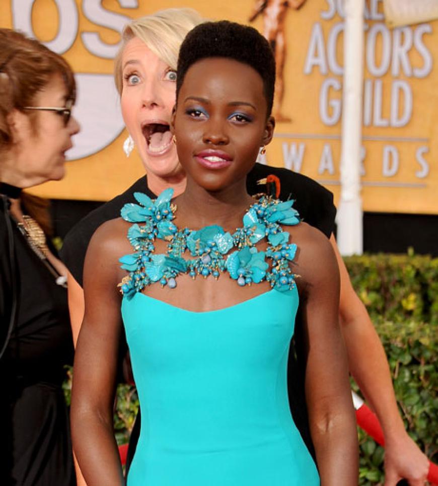 Lustig! Bei den Screen Actors Guild Awards 2014 sorgte Emma Thompson für den lustigsten Moment auf dem Red Carpet, als sie Lupita Nyong'o von hinten überraschte