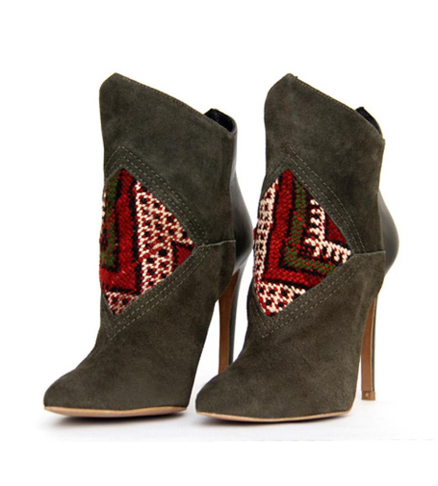 9. Oktober 2012: Die Velours-Stiefeletten mit Ethno-Strickeinsatz haben es uns angetan. Zur Denim-Röhre oder auch zum Boho-Kleid ideal. Boots von Howsty, ca. 230 Euro