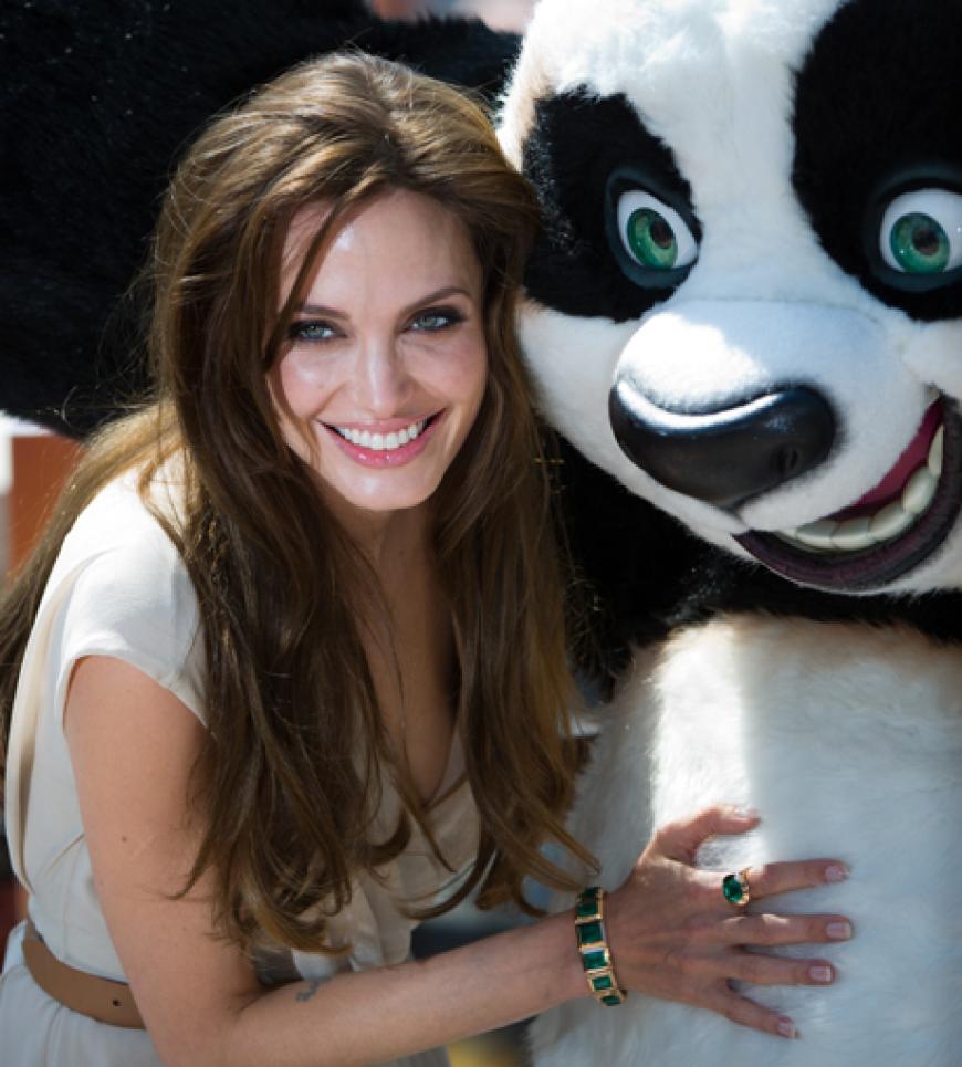 Angelina Jolie posiert mit dem
