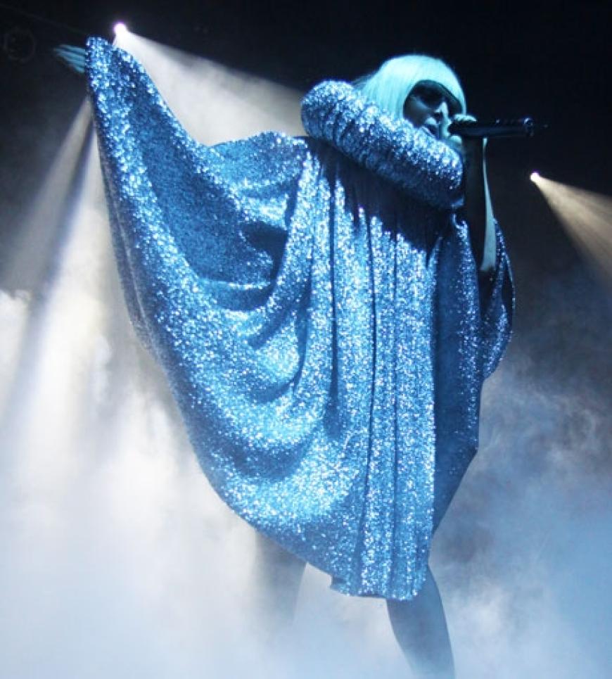 Riesen-Disco-Kugel: Lady GaGa bei einem Auftritt