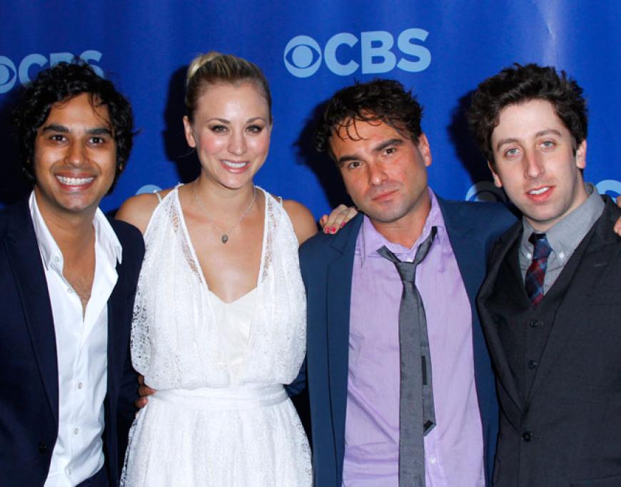 Kunal Nayyar, Kaley Cuoco, Johnny Galecki und Simon Helberg auf dem roten Teppich einer CBS Veranstaltung