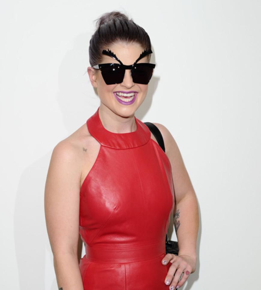 Ganz schön crazy präsentierte sich auch Kelly Osbourne - mit einer Augenbrauen-Sonnenbrille!