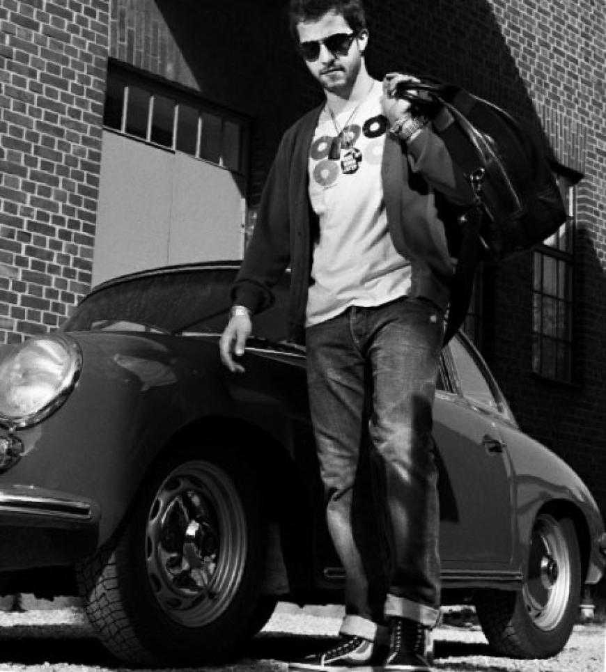 Klassische Strickjacke aus Wolle von Lacoste, ca. 200 Euro. T-Shirt von Campus by Marc OPolo, ca. 40 Euro. Hellgraue Jeans von Hilfiger Denim, ca. 140 Euro. Weekender-Tasche von Joop! Jeans. Sonnenbrille von Ray-Ban.
Turnschuhe von Rudolf Dassler