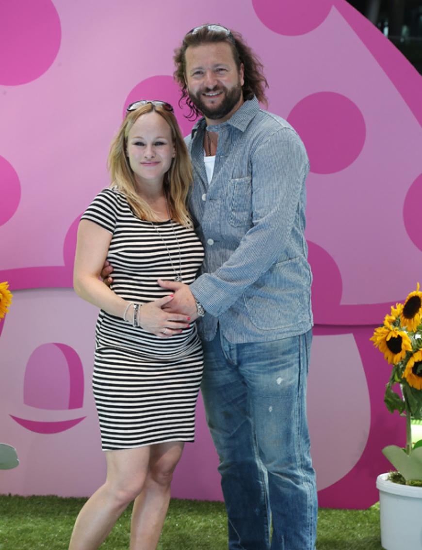 Schauspielerin Dorkas Kiefer präsentierte neben ihrem Freund Sascha Hauck auch ihren kugelrunden Babybauch. Der erste Nachwuchs ist unterwegs!