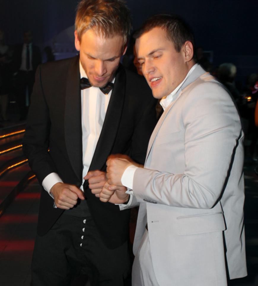 Schauspieler Frederic Heidorn (l) und Rocco Stark tanzen