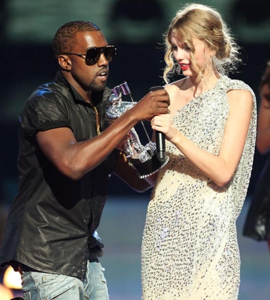 Das war wohl DER Augenblick der diesjährigen MTV Video Music Awards. Rapper Kanye West stürmt während der Dankesrede von Taylor Swift auf die Bühne und nimmt ihr das Mikrofon weg. Später entschuldigt er sich für diesen Auftritt