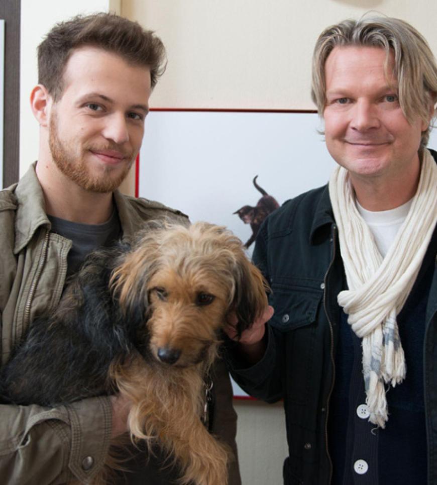 Tobias (Patrick Müller) und ein Hundetrainer (Frank Weber)