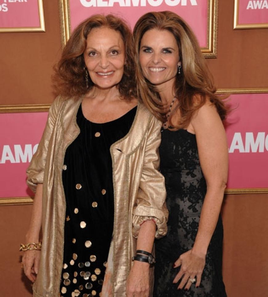 Designerin Diane von Furstenberg posiert gemeinsam mit Preisträgerin Maria Shriver