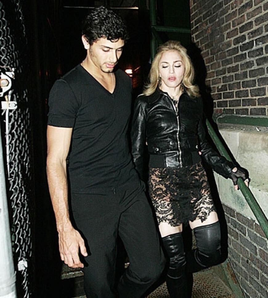 Pop-Queen Madonna und ihr 28 Jahre jüngerer Ex-Lover Jesus Luz. Bereits kurz nach ihrer Scheidung von Guy Ritchie im letzten Jahr zeigte sich die 51-Jährige mit dem brasilianischen Model in der Öffentlichkeit. Inzwischen sind sie getrennt - Madonna ist wieder mit einem deutlich Jüngeren zusammen