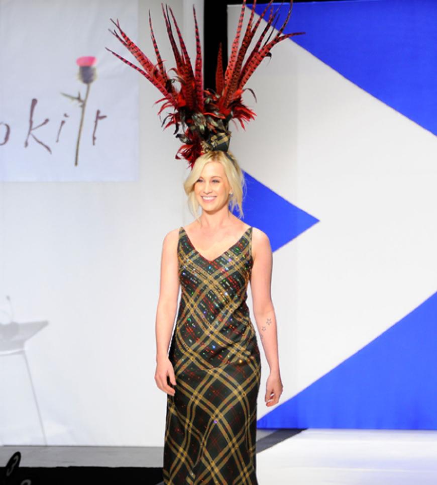 Sängerin Kellie Pickler überraschte mit diesem Outfit