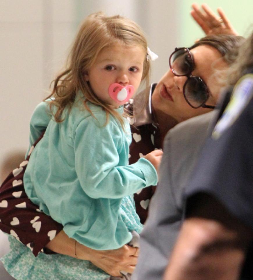 Aber mit Schnulli und bei Mama Victoria Beckham auf dem Arm, sieht die Welt schon anders aus