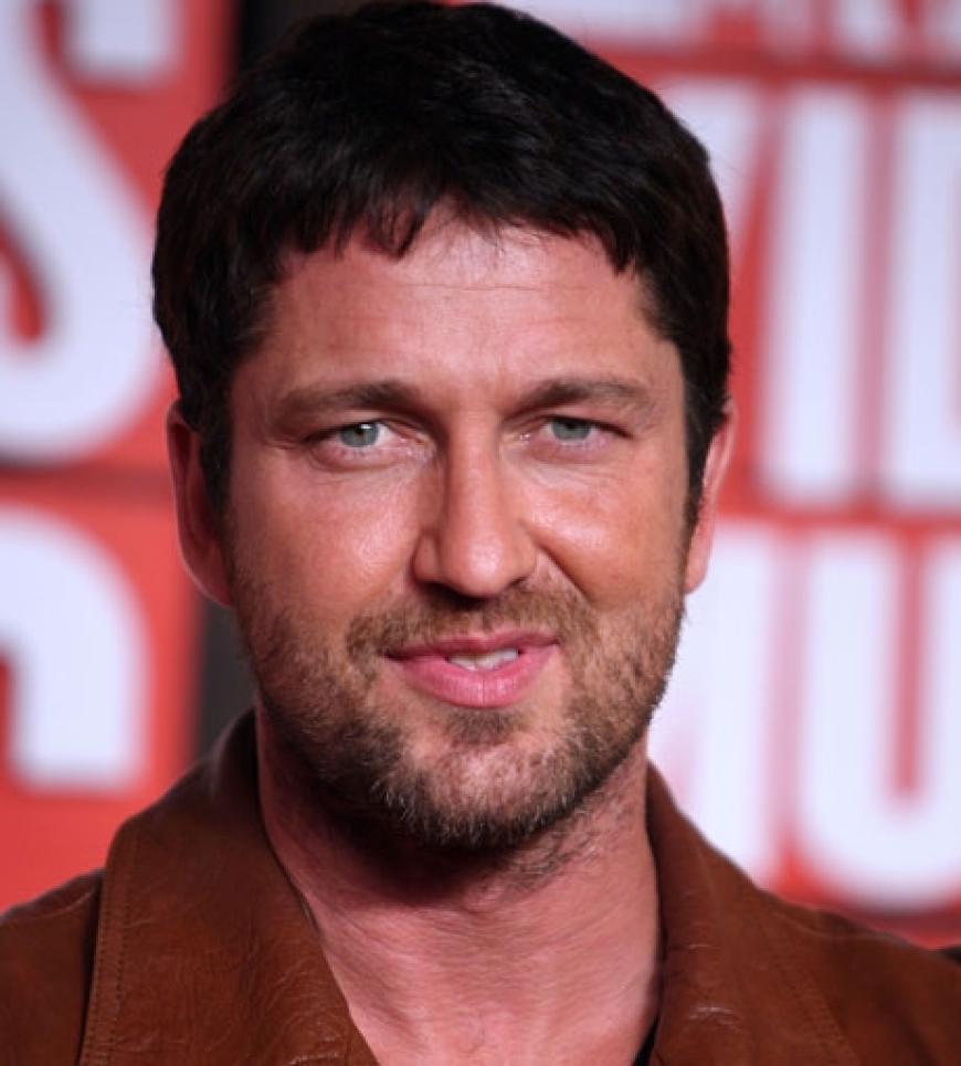 Gerard Butler zeigte sich gut gelaunt und ganz lässig in Jeans und Lederjacke