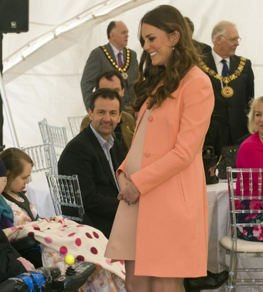 Kate Middleton besucht kranke Kinder im Krankenhaus von Hampshire und zeigt ihren bereits stolzen Babybauch