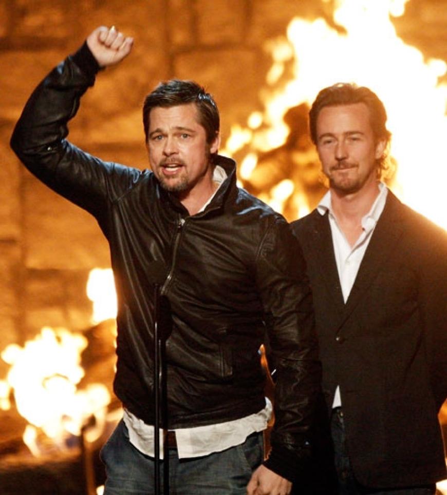 Pitt mit Kollege Edward Norton und im Hintergrund lodert das Feuer... So mögen es die Männer