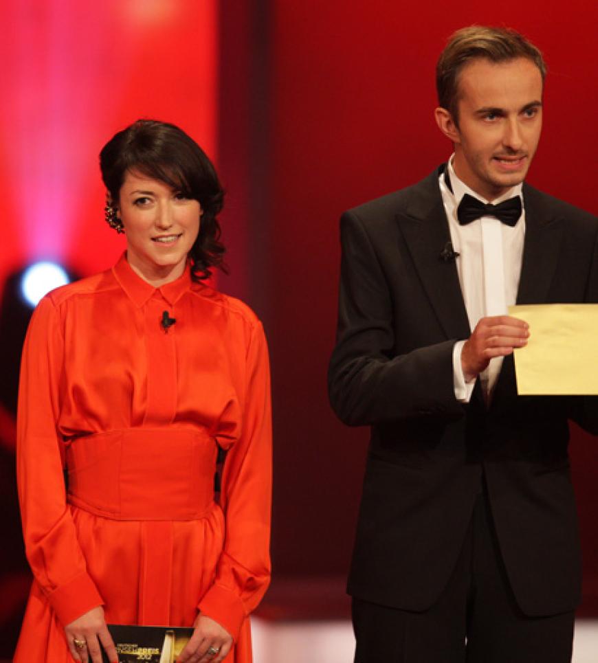 Das Moderatoren-Duo Charlotte Roche (l) und Jan Böhmermann übergeben den Preis an ihre Produzenten