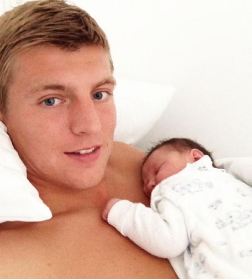 Mitte August erblickte Leon Kroos, der Nachwuchs von FC-Bayern-Kicker Toni Kroos, das Licht der Welt. Diesen niedlichen Schnappschuss postete der Profi-Fußballer bei Facebook
