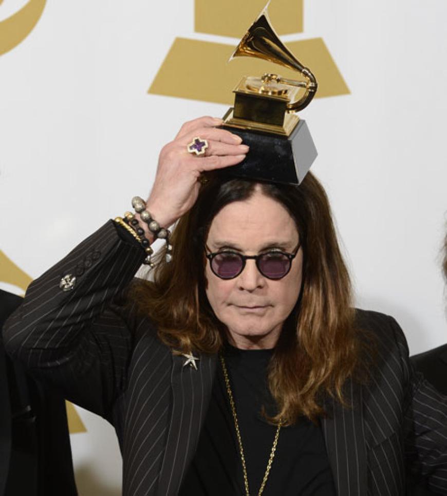 Ach deswegen lacht Kelly Osbourne! Daddy Ozzy Osbourne alberte mit seinem Award rum