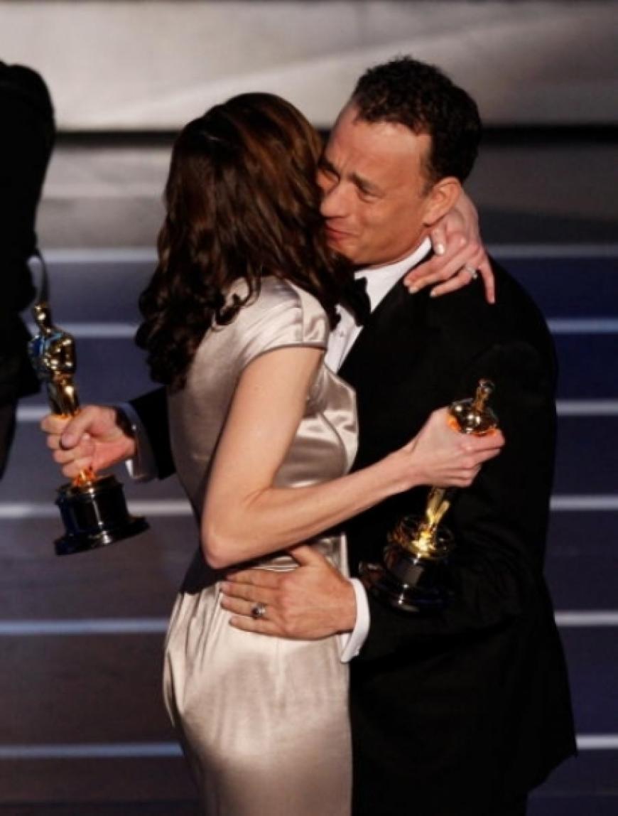Tom Hanks überreicht die Trophäe für den besten Dokumentarfilm