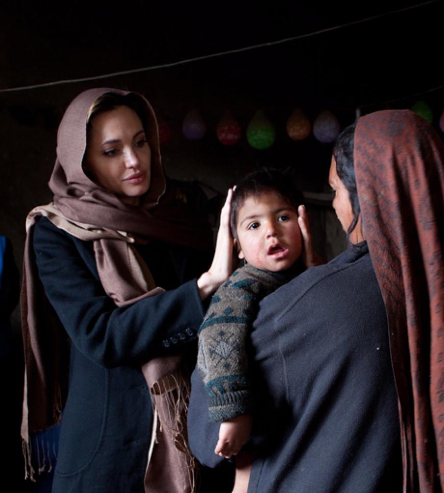 Angelina Jolie wurde auf den diesjährigen Oscars schmerzlich vermisst - aber die Schauspielerin zieht es vor, sich für ihre sozialen Projekte zu engagieren. Momentan hält sie sich in Afghanistan auf