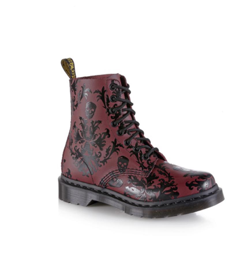 Die derben Boots mit Brokat- und Totenkopf-Druck gibt es über 3suisse.de für ca. 130 Euro