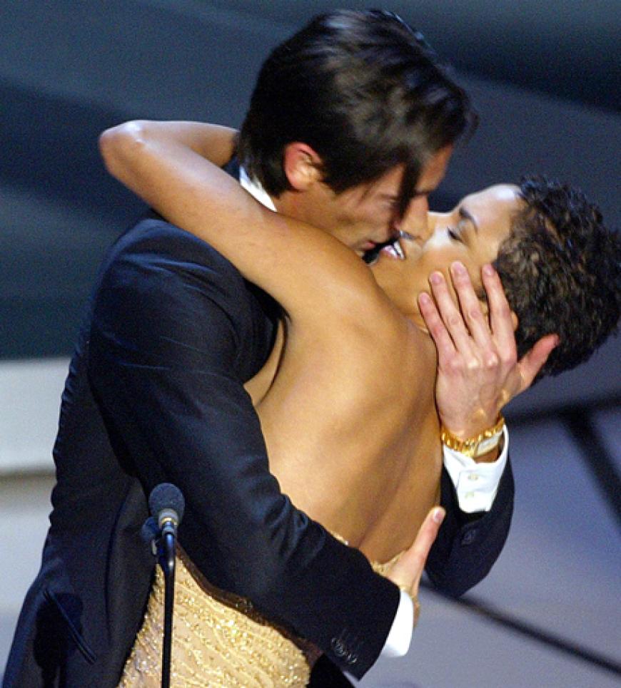 2003: Adrien Brody knutscht Laudatorin Halle Berry, die ihm den Oscar überreichte