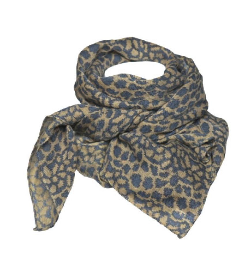 Strickschal mit Animalprint von Filippa K., ca. 70 Euro