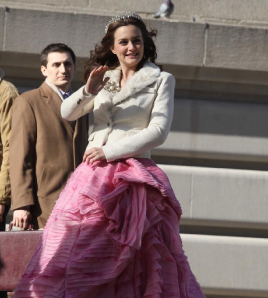Leighton Meester in einer traumhaften rosafarbenen Robe am Set von